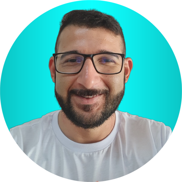 Imagem do rosto de Denilson Silva, com fundo azul turqueza